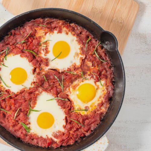 7115 15CM ROUND CAST IRON SIZZLE DISH SHAKSHUKA COMPLETE WITH WOODEN TRIVET 